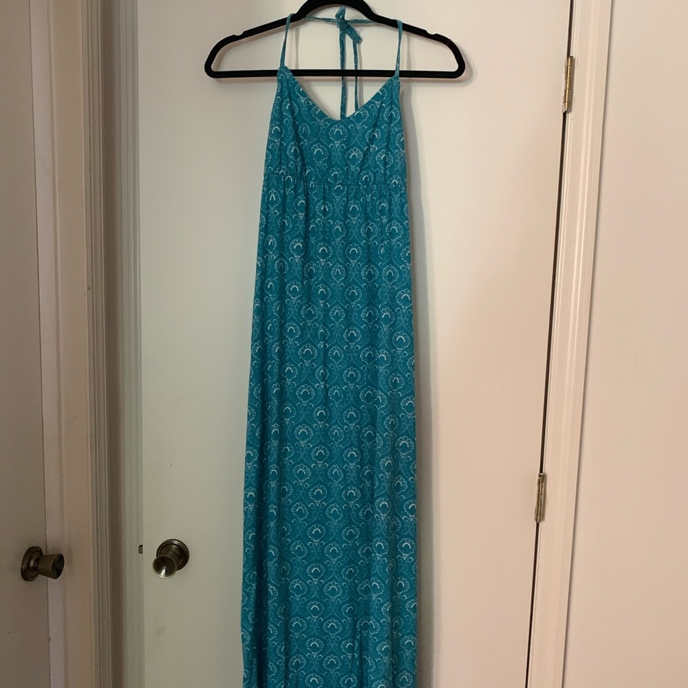 Size M blue patterned halter maxi dress